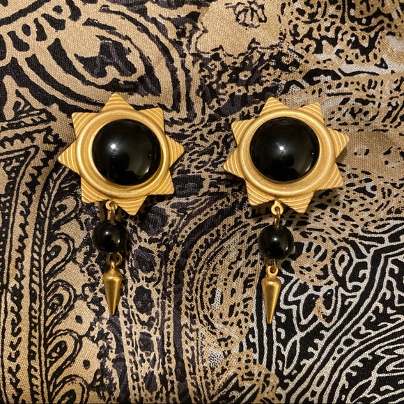 La Contessa vintage black onyx and brass clip-on earrings by Mary de Marco - Picture 1 of 5